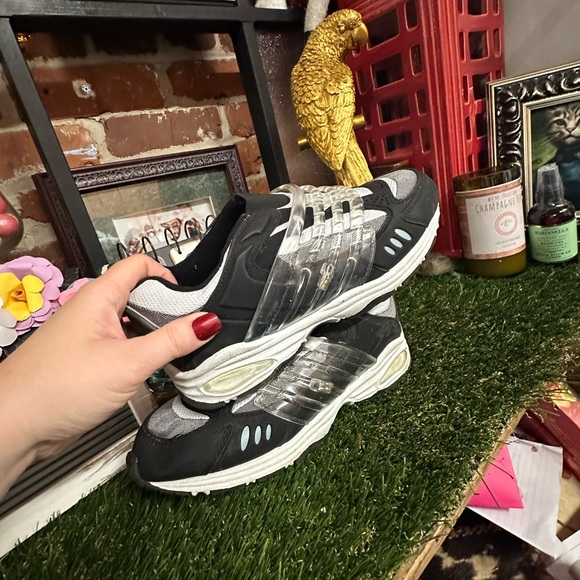 LASER LIGHTS ATHLETIC SHOES - Picture 3 of 6